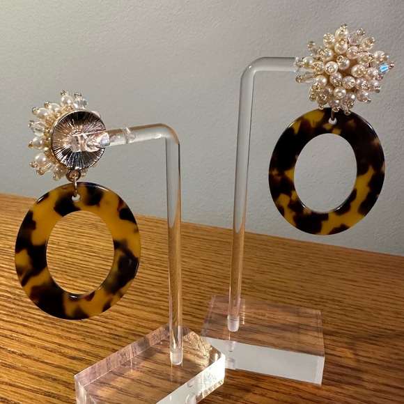 Pearl and tortoise earrings - Picture 2 of 3